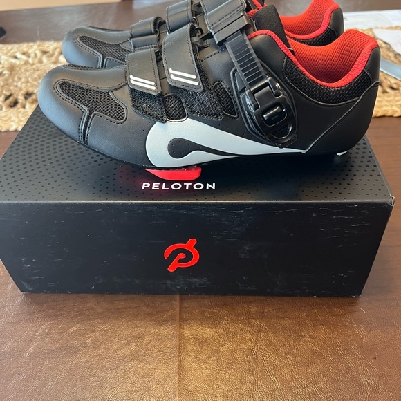 Peloton Cycling Shoes EU size 40 Women’s size 9; Mens size 7 - Box Included - Picture 8 of 9
